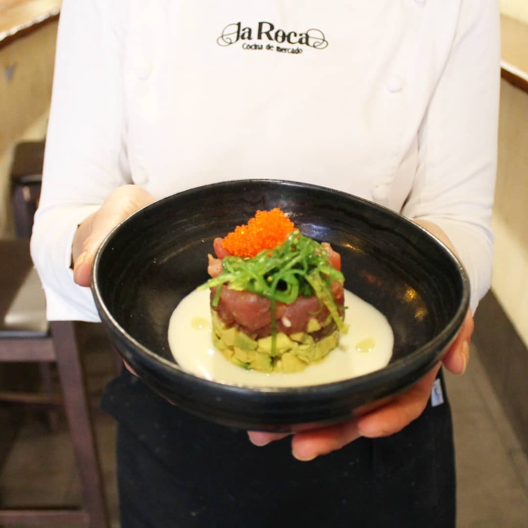 Grupo La Roca Restaurantes Tartar de atún rojo y aguacate con wakame, caviar de pez volador y ajo blanco de almendras (Boadilla del Monte)