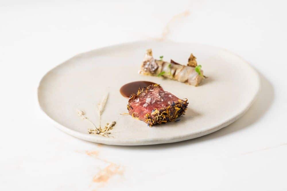 Wagyu a la brasa, canelón de boletus, cecina y alcachofa. Wagyu a la brasa, canelón de boletus, cecina y alcachofa.